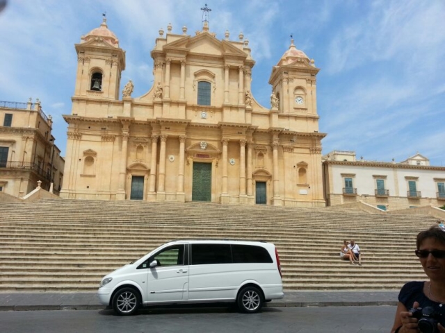 Taorminacarservice in front of the church in Noto